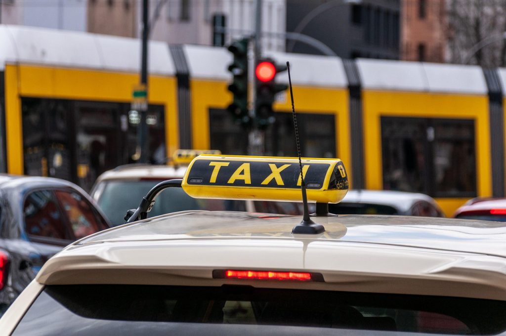 véhicule 7 places avec bagages et équipé d'un attelage