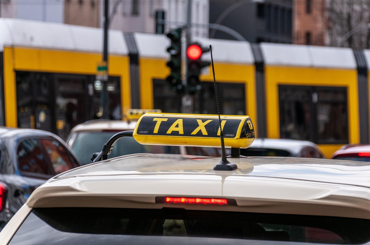 véhicule 7 places avec bagages et équipé d'un attelage